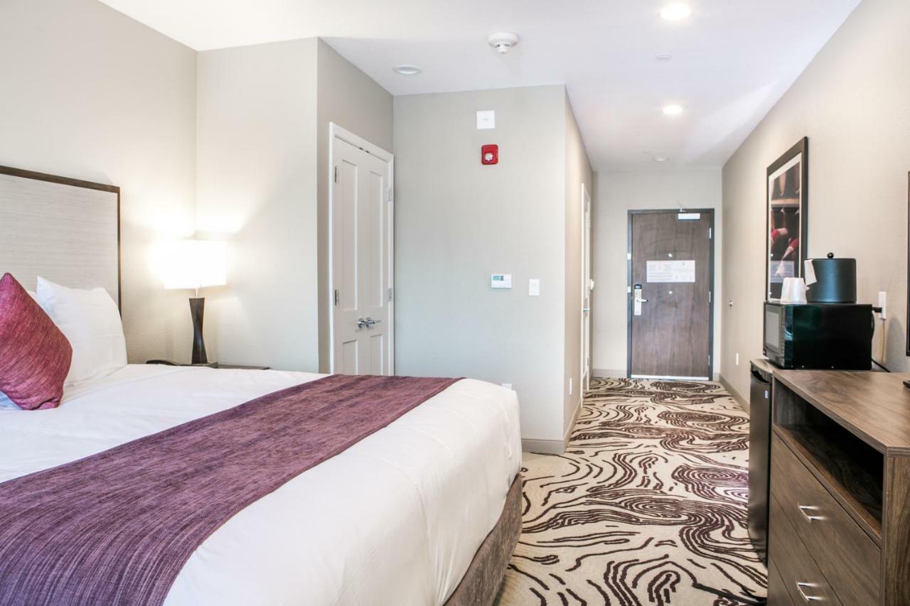 Deluxe Queen Room