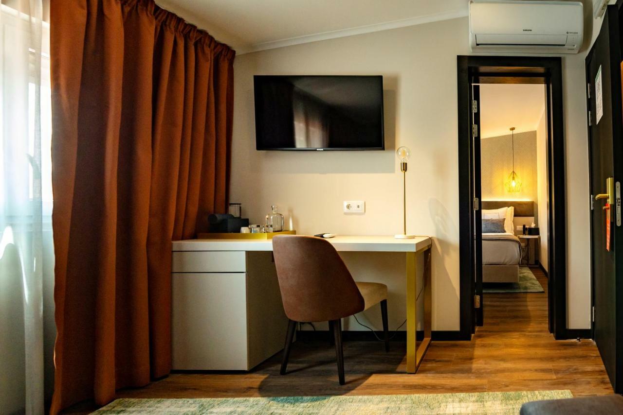 Deluxe Room (2 Adults + 1 Child)