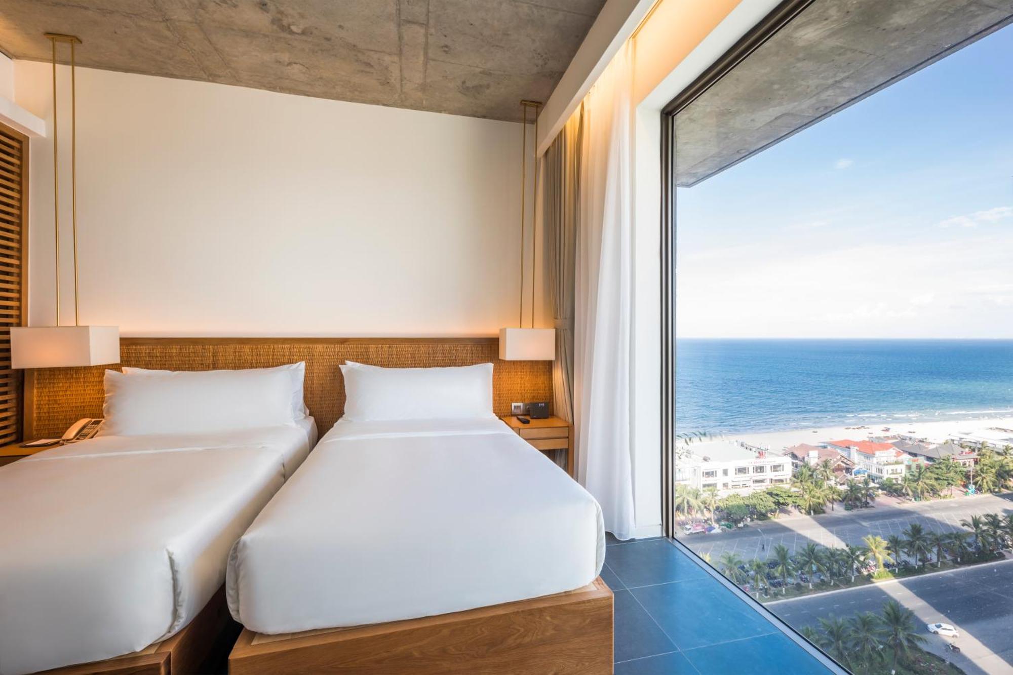 Deluxe Twin with Partial Sea View