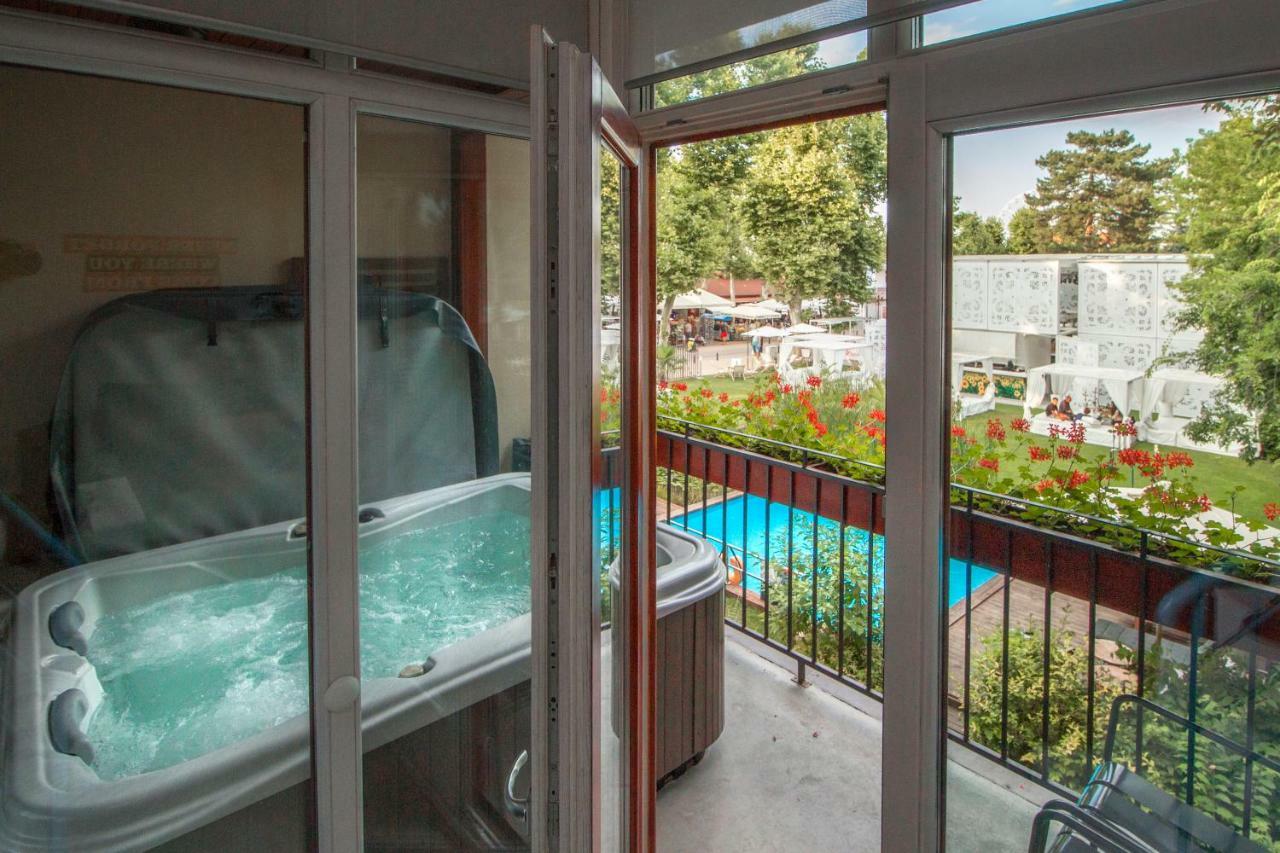 Luxury Suite with Hot Tub