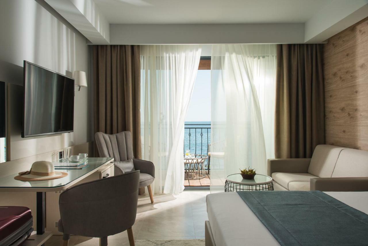 Standard Double Room with Direct Sea View