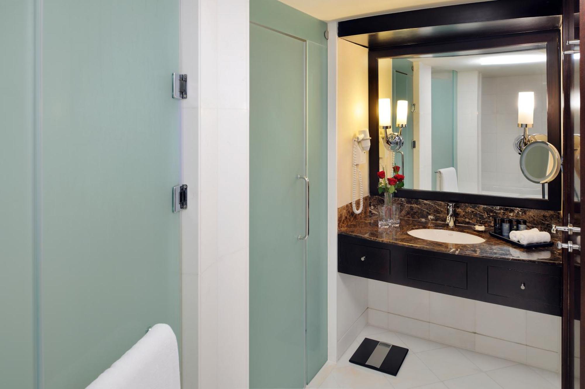 Classic King Room with Sea View and Club Lounge Access