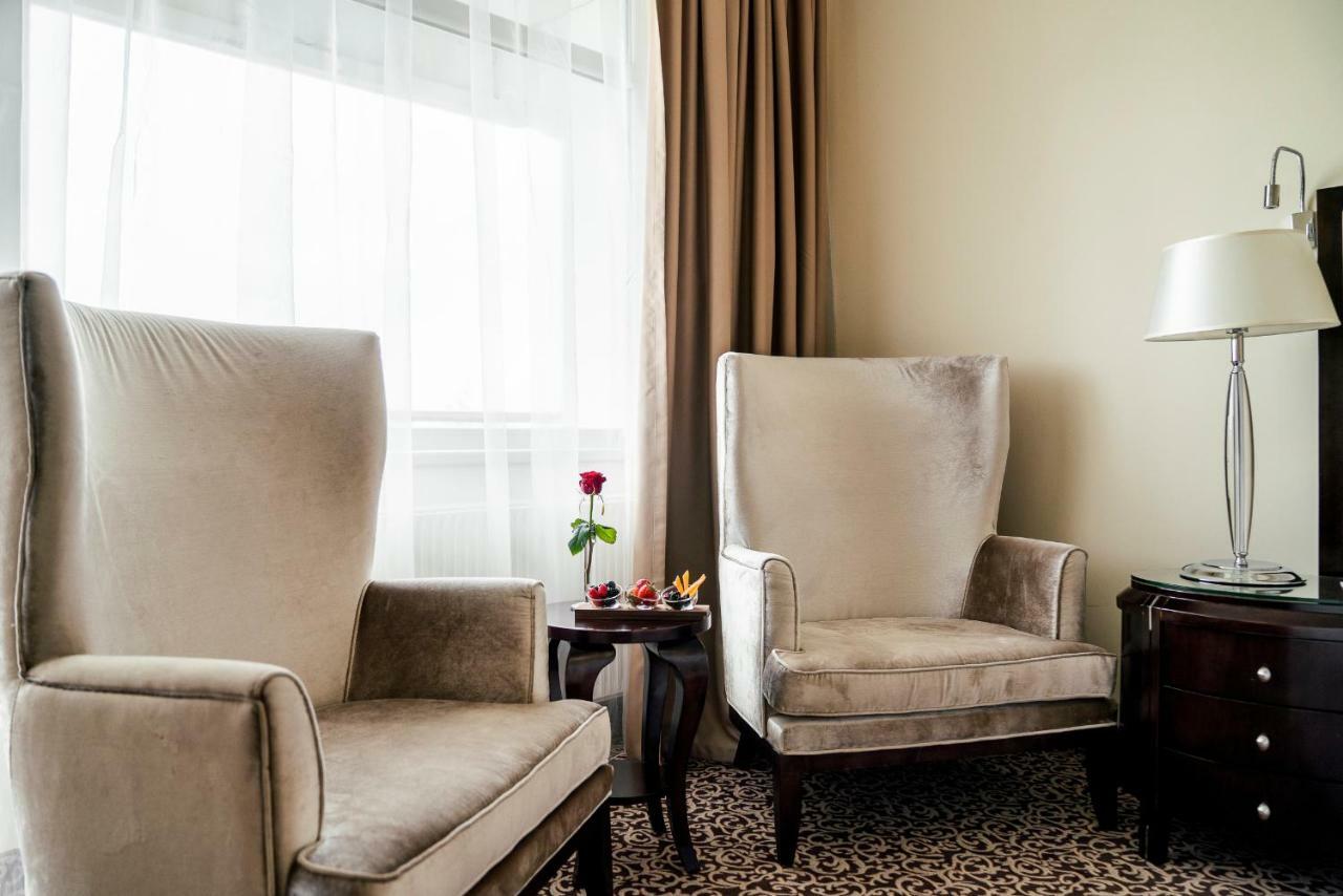 Deluxe Double or Twin Room with Partial Sea View and Wellness Spa Access