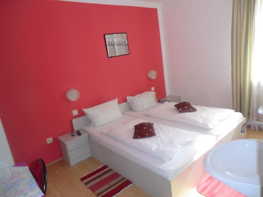 Double Room with Shared Bathroom in Hallway