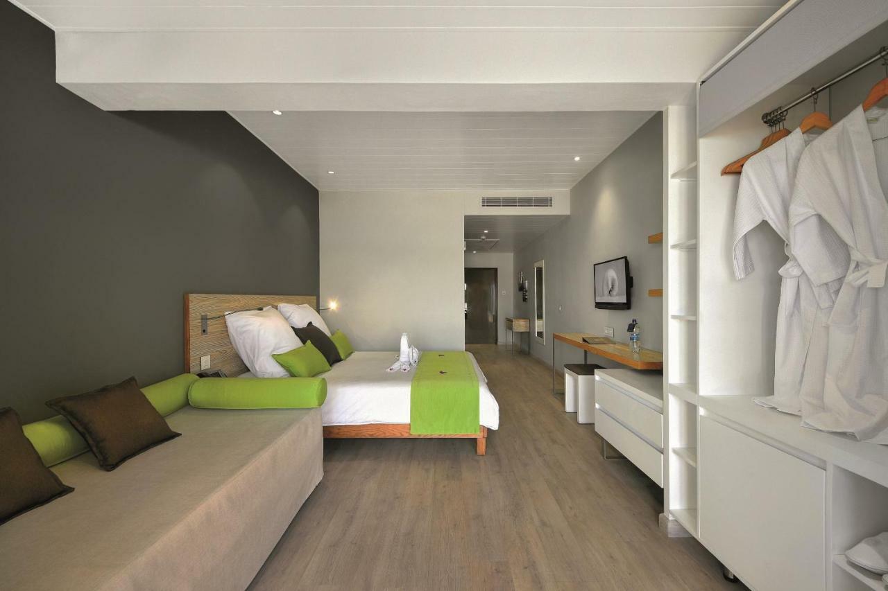 Superior Beachfront Room (2 Adults & 1 Child)