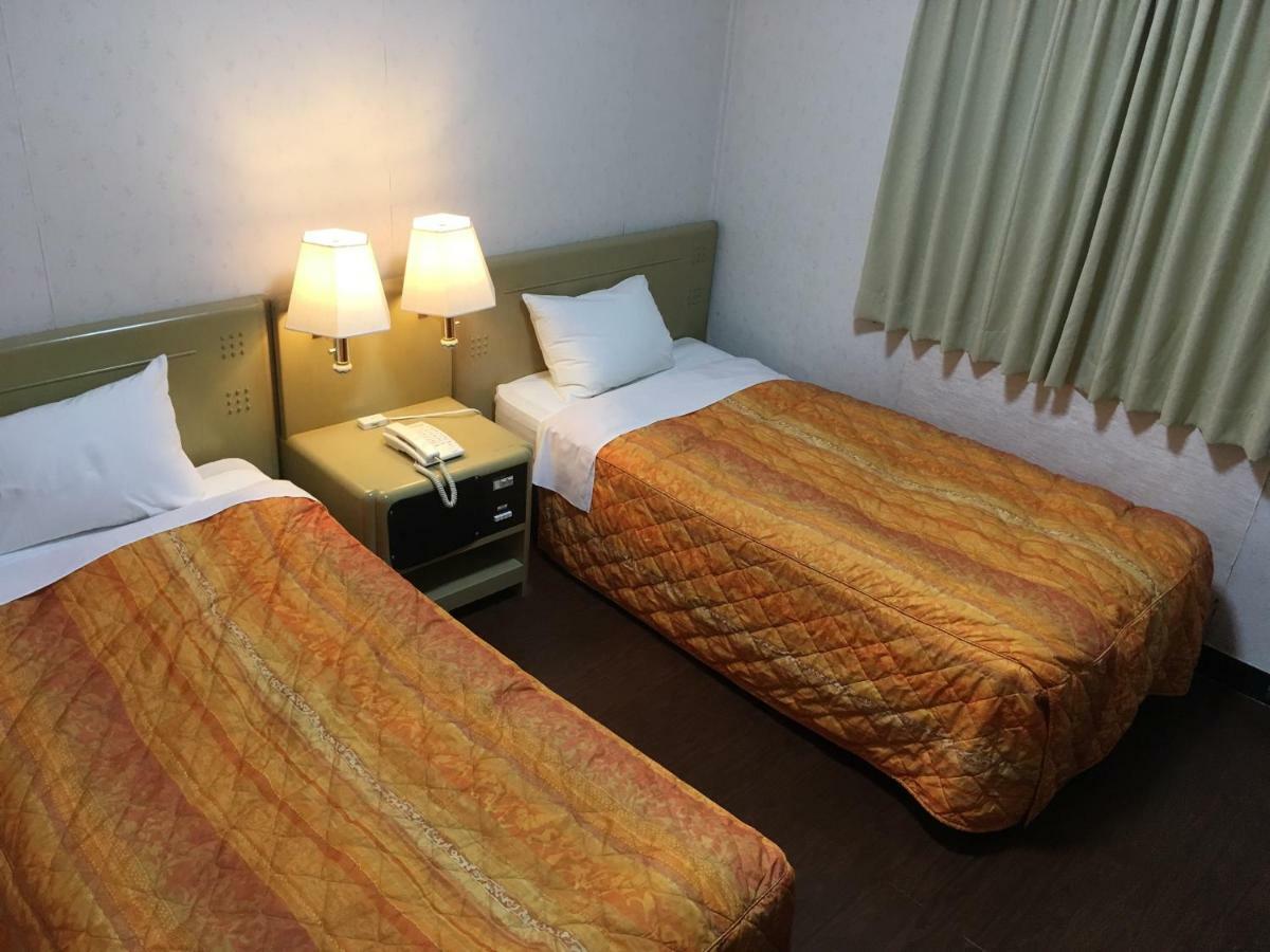 Twin Room with No Clean-up No Amenity items Cash Only