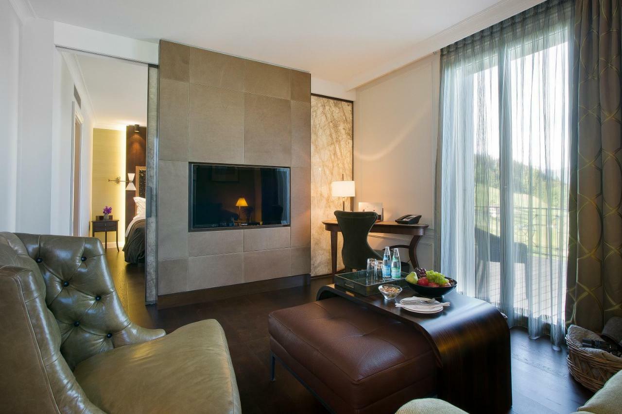 Corner Suite with Terrace and Lake View