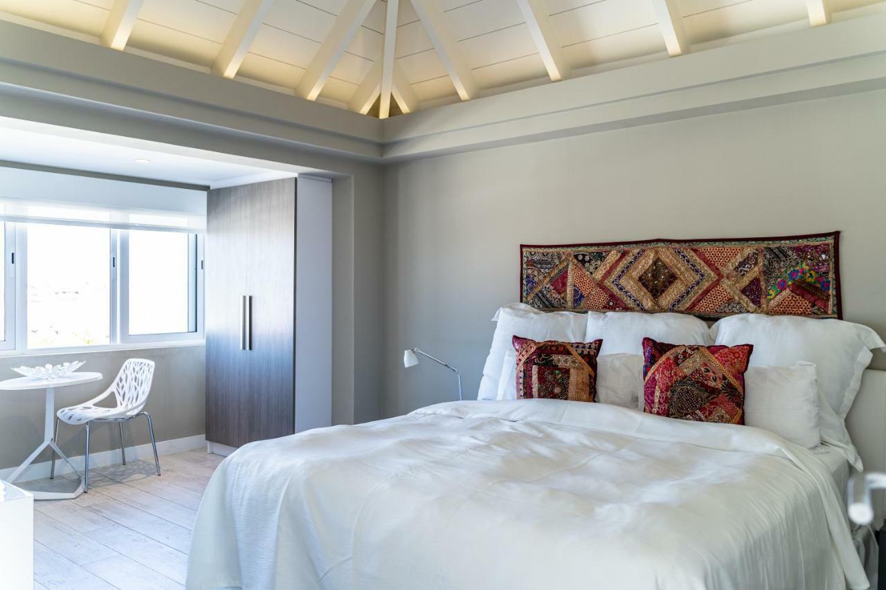 Mini Master Pool View with One King Bed