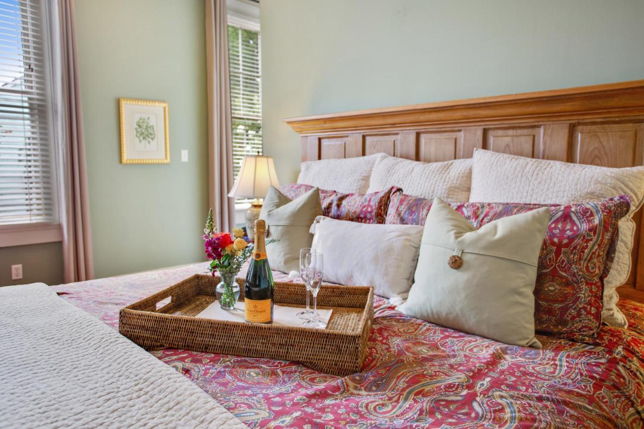 Honeymoon King Suite