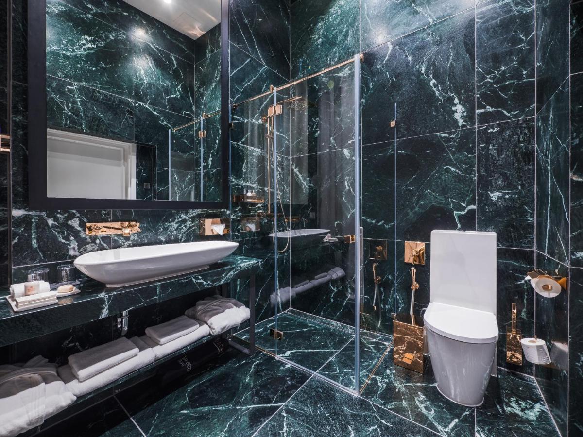 Courtyard Signature Suite