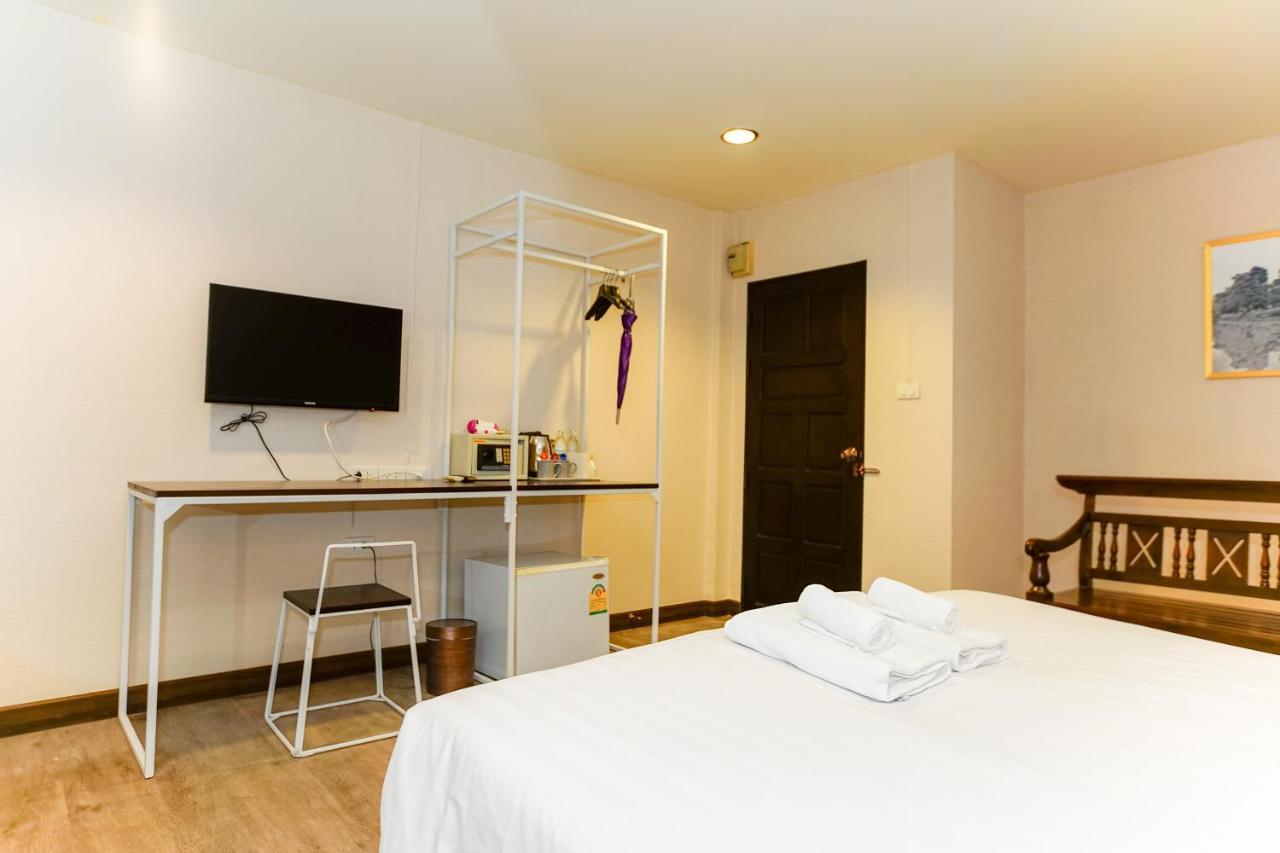 Connecting Room without window