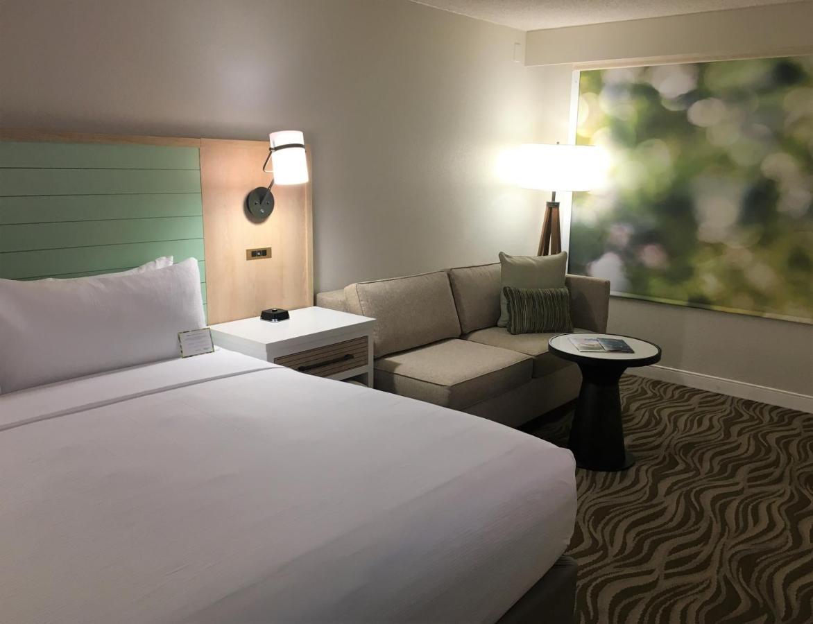 King Room with Lake View - Non-Smoking