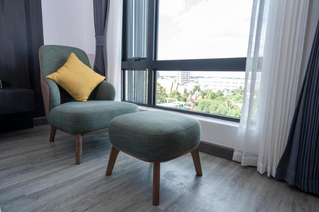King Suite with Balcony and River View - Non-Smoking