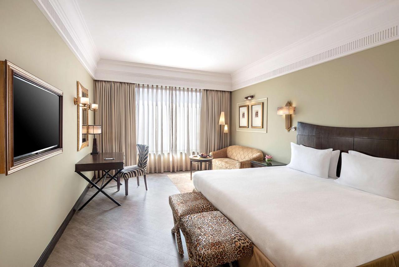 Business Room with HI-Tea  with cookies, 4–6 PM at SXVIII, 1+1 on select drinks, 6:30–8:30 PM @Links, 15% off on Food & Soft beverages