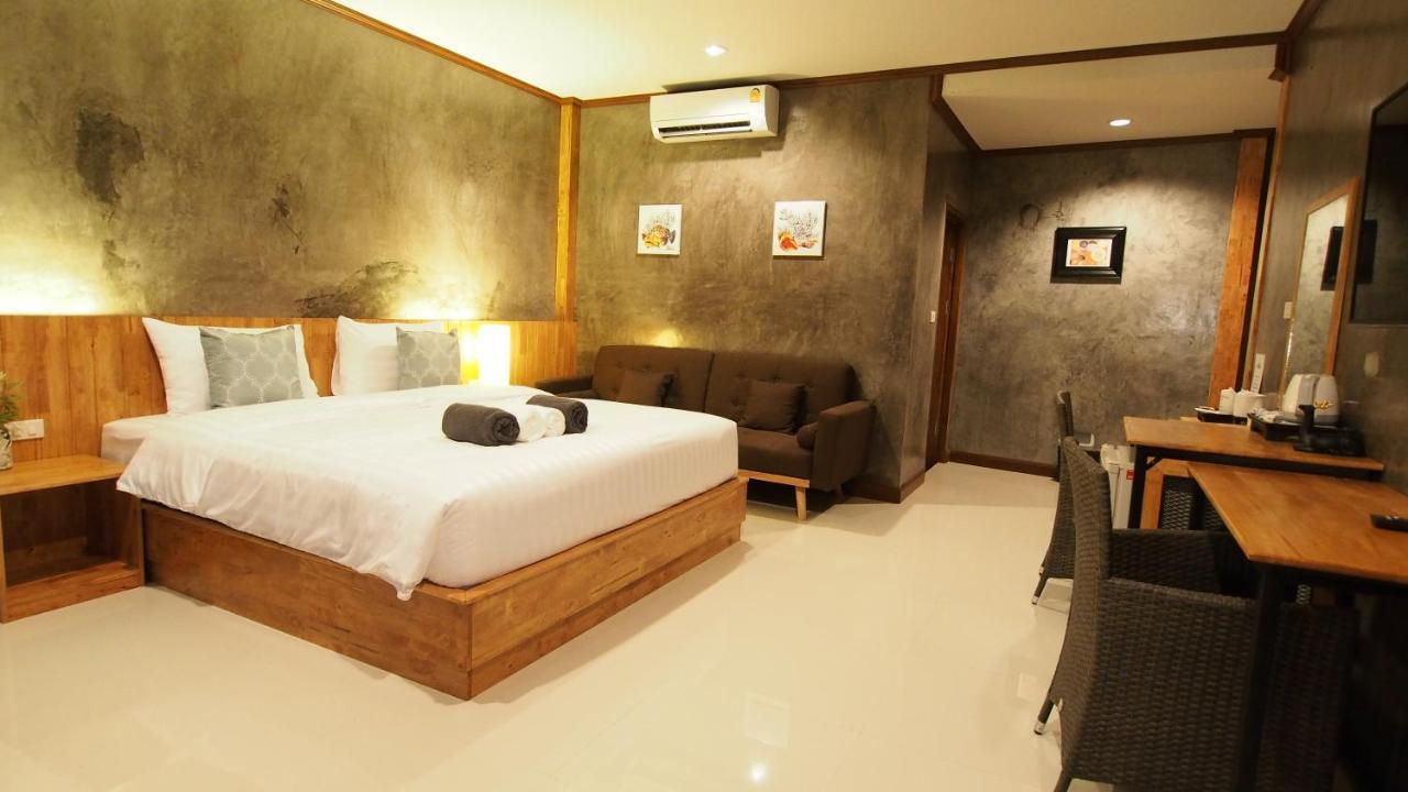 Deluxe Double Room Bathtub Pool Access,1004678100:JPEG