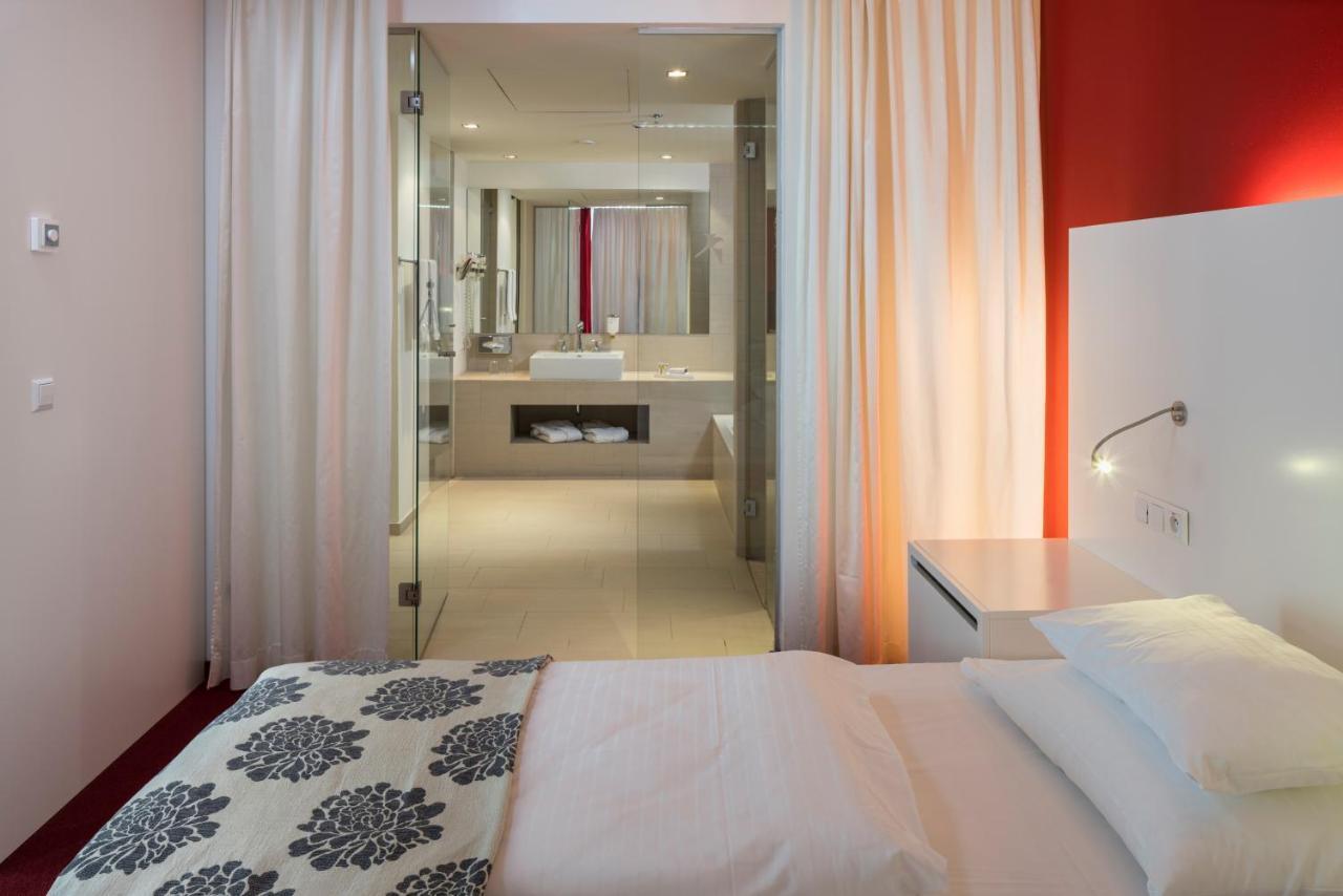 Senior Suite (with access to Rooftop Lounge)