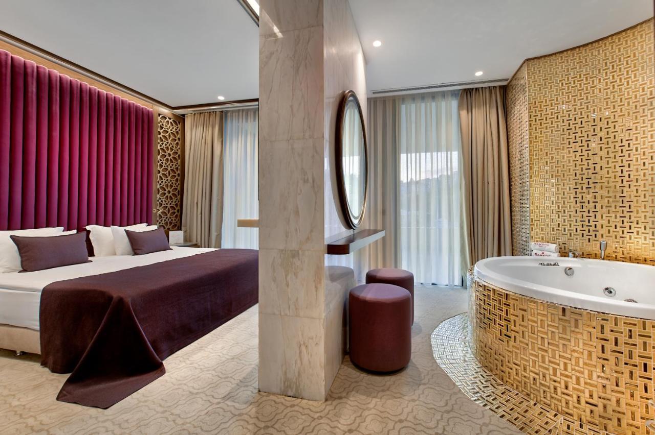 Honeymoon Gold Suite with City View