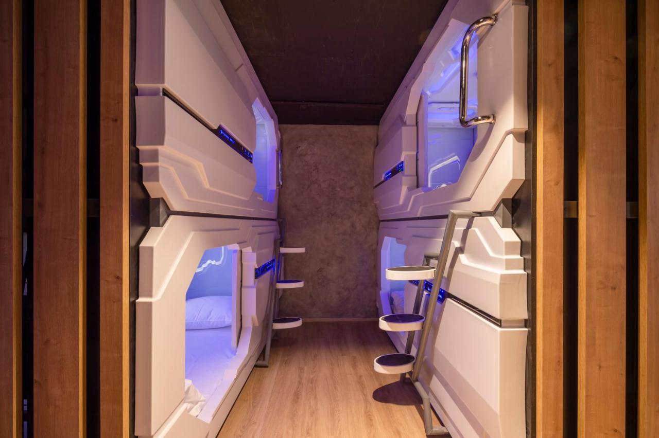 Side Entrance Capsule with One Single Bed