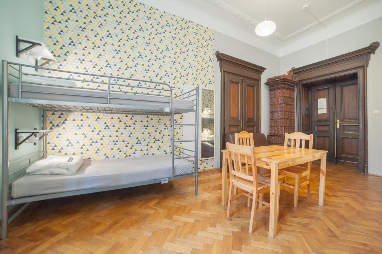 Bed in 6-Bed Dormitory Room with Shared Bathroom