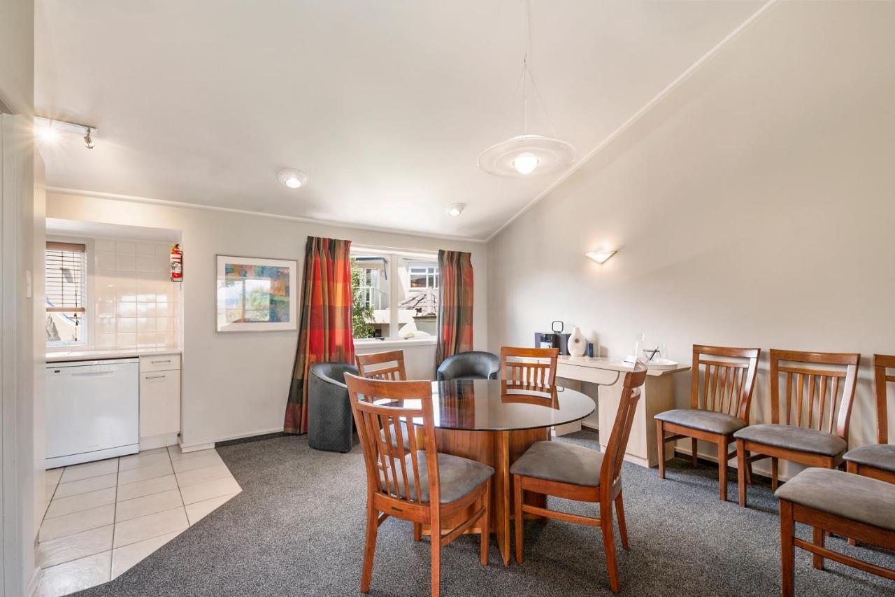 Two-Bedroom Apartment with Lake View