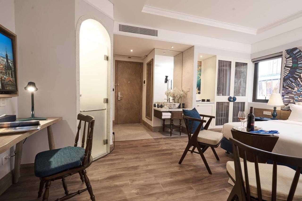 Executive Double with Partial Sea View and Daily Laundry Service (4 items/day)