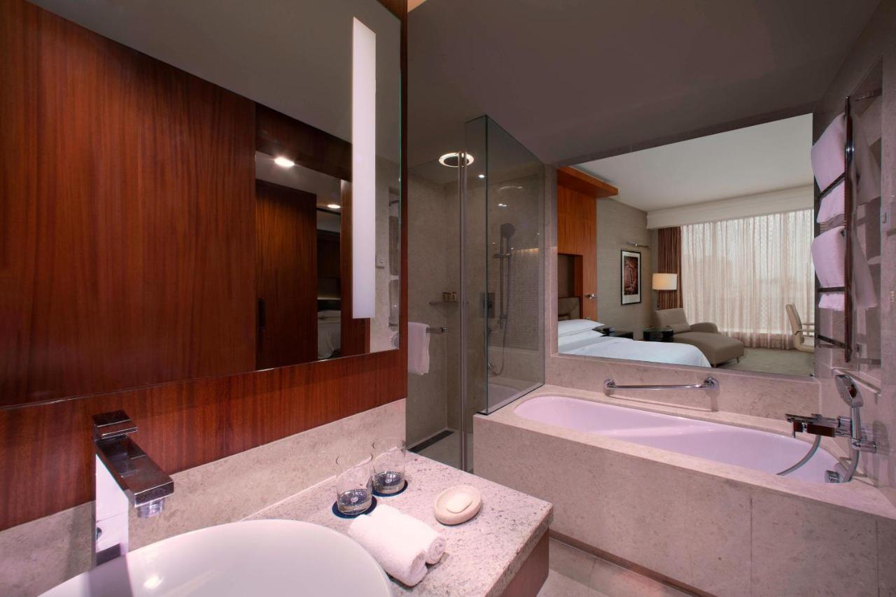 Guest Room, 1 King Bed, Club Lounge Access