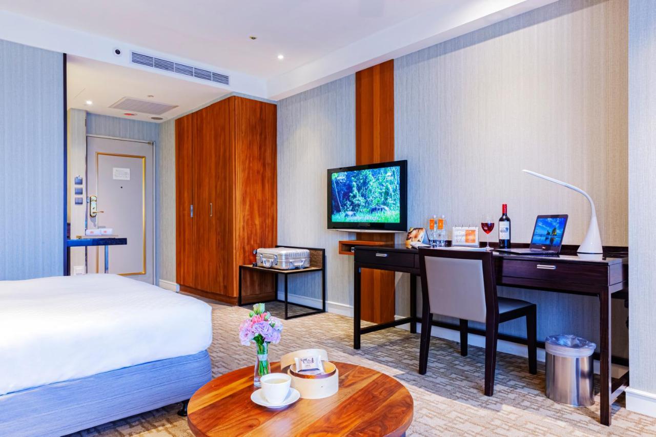 Business Queen Room