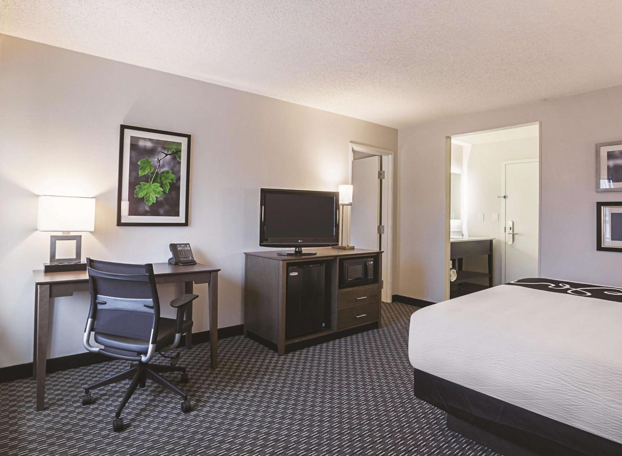 One-Bedroom King Suite - Non-Smoking