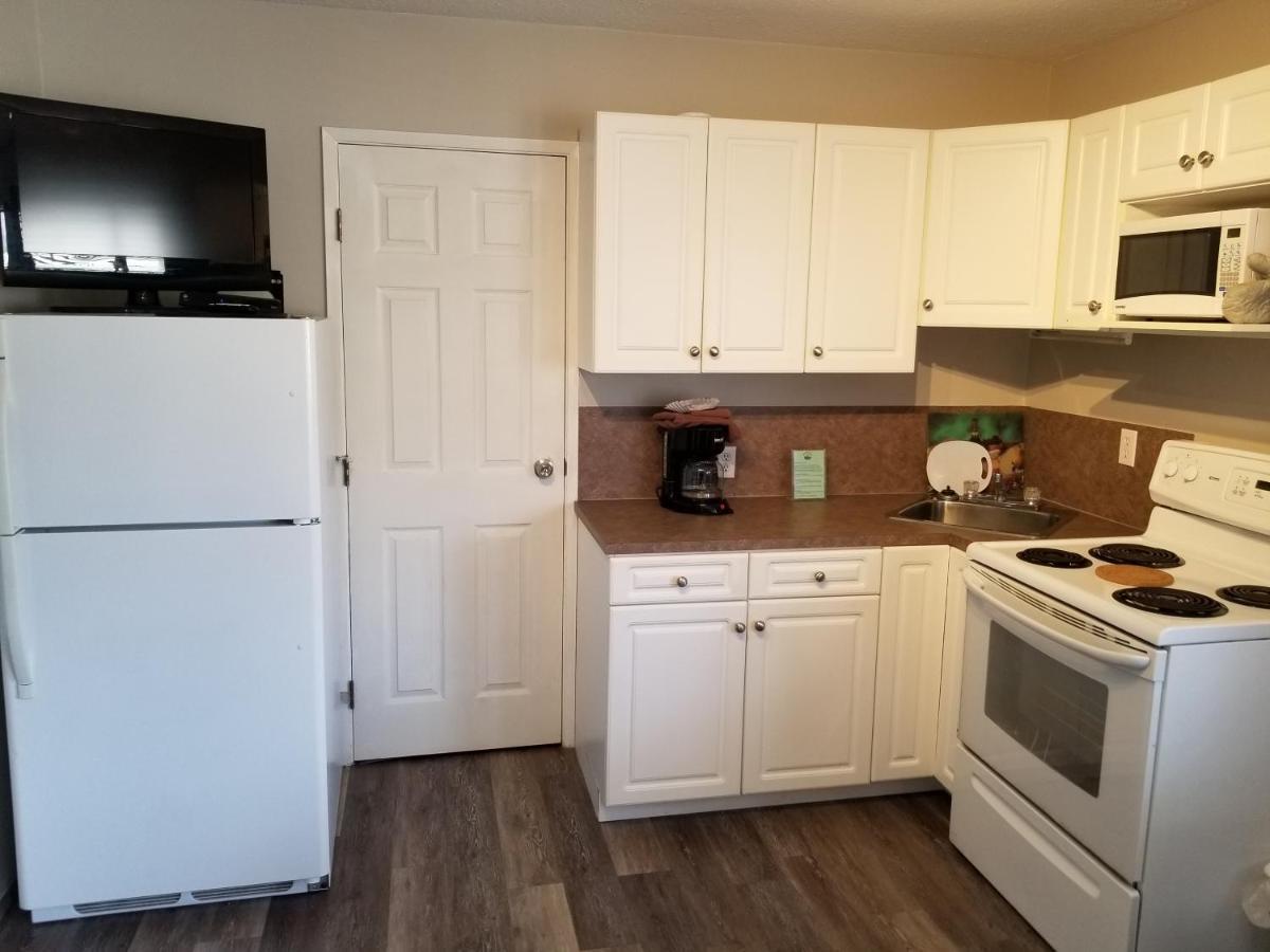 2 Queen 2 Bedroom Suite with Kitchen