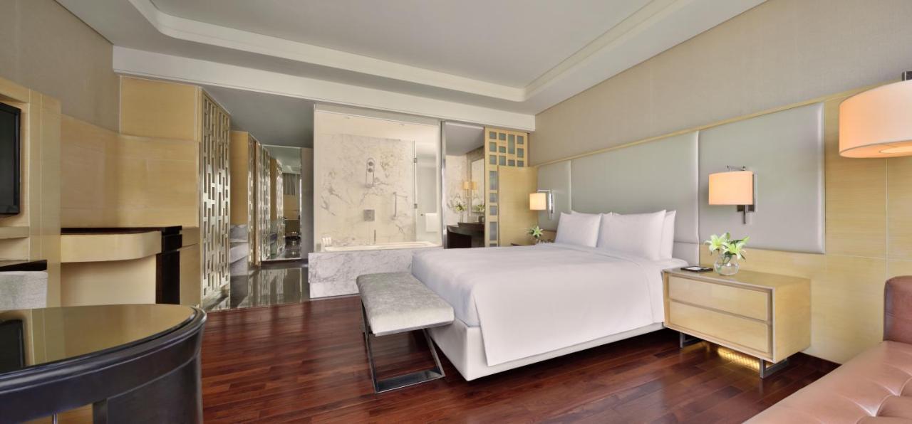 Deluxe Twin Room with Bathtub & 25% F&B discount at JW Café, Saffron, and  XO