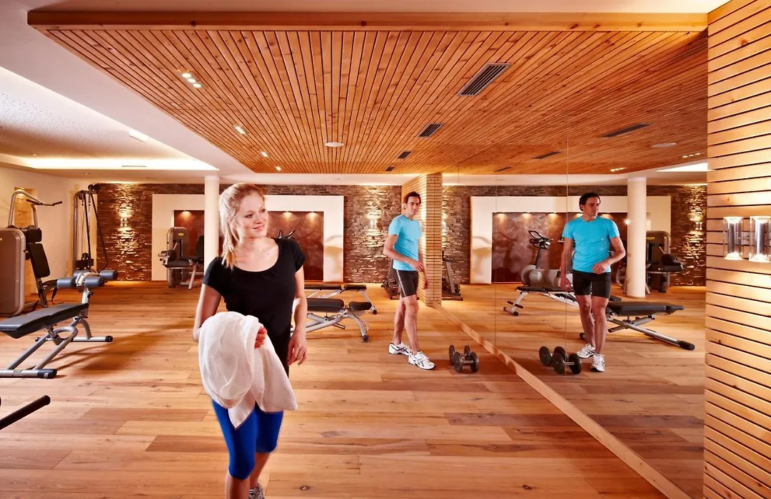 Hotel Berghof Crystal Spa & Sports-1