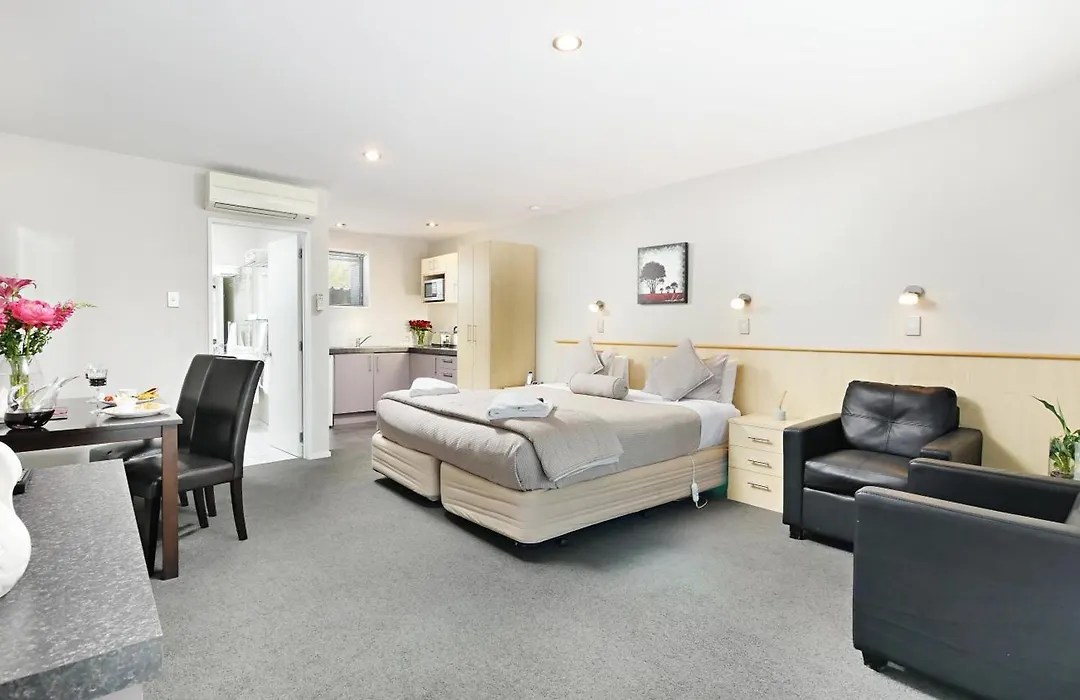 Arthur'S Court Motor Lodge-1