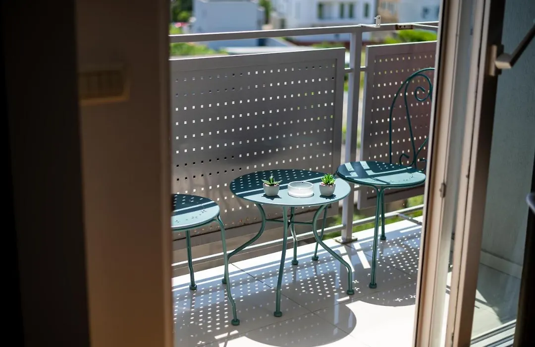 Business And Travel Lounge With Private Parking-1