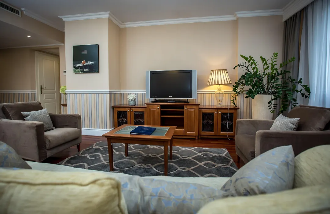 Queen'S Court Hotel & Residence-1