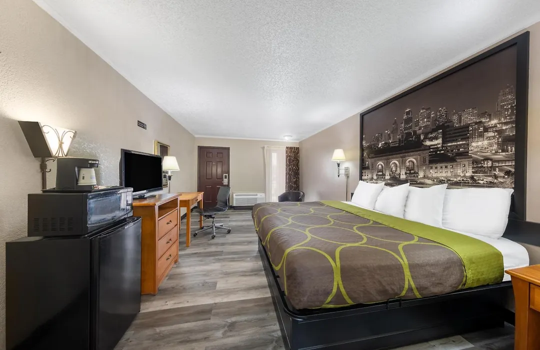Super 8 By Wyndham Kansas City Airport North-1