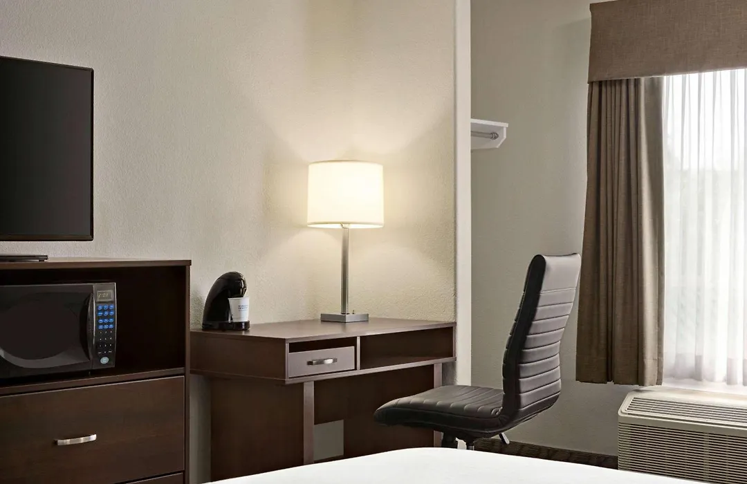 Super 8 By Wyndham Calgary Shawnessy Area-1