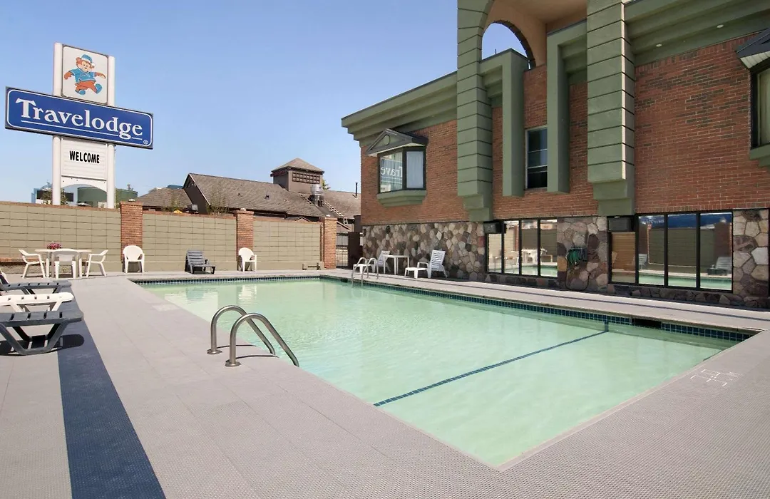 Travelodge By Wyndham Calgary South-1