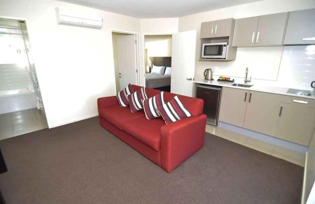 Quality Suites Amore-1