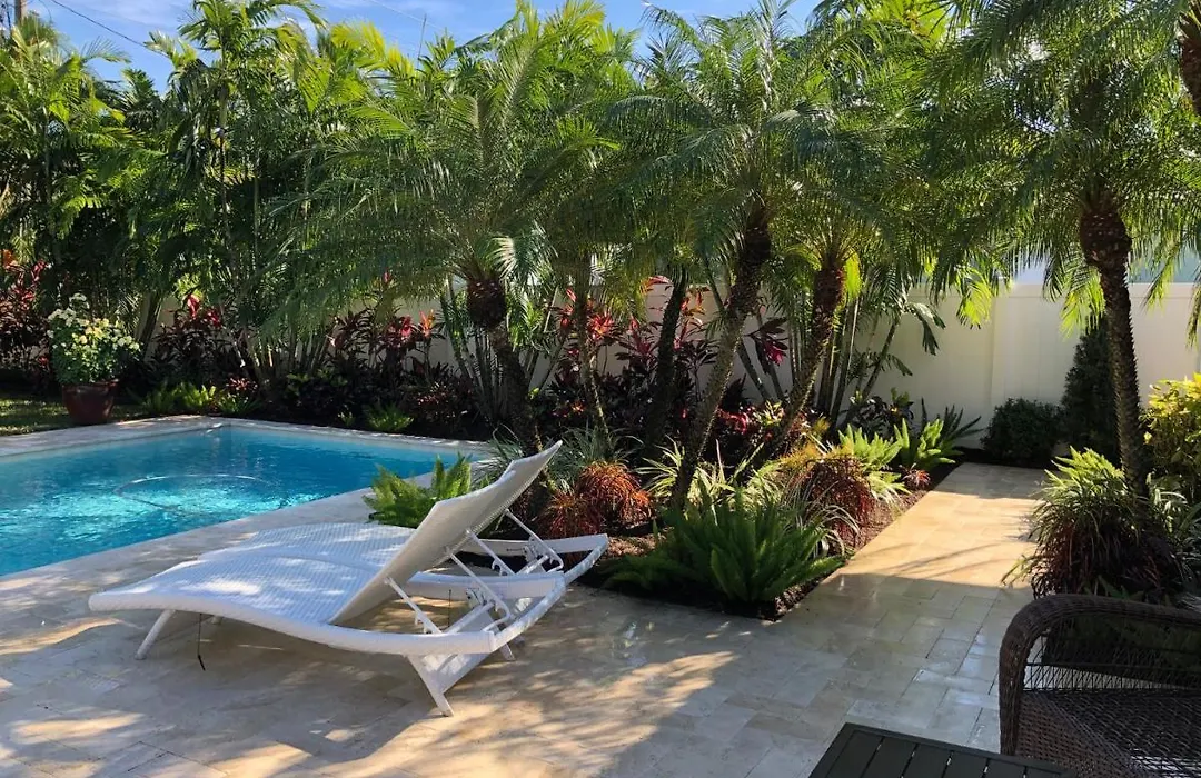 Private Bedroom & Den Suite With Shared Pool & Tropical Garden-1