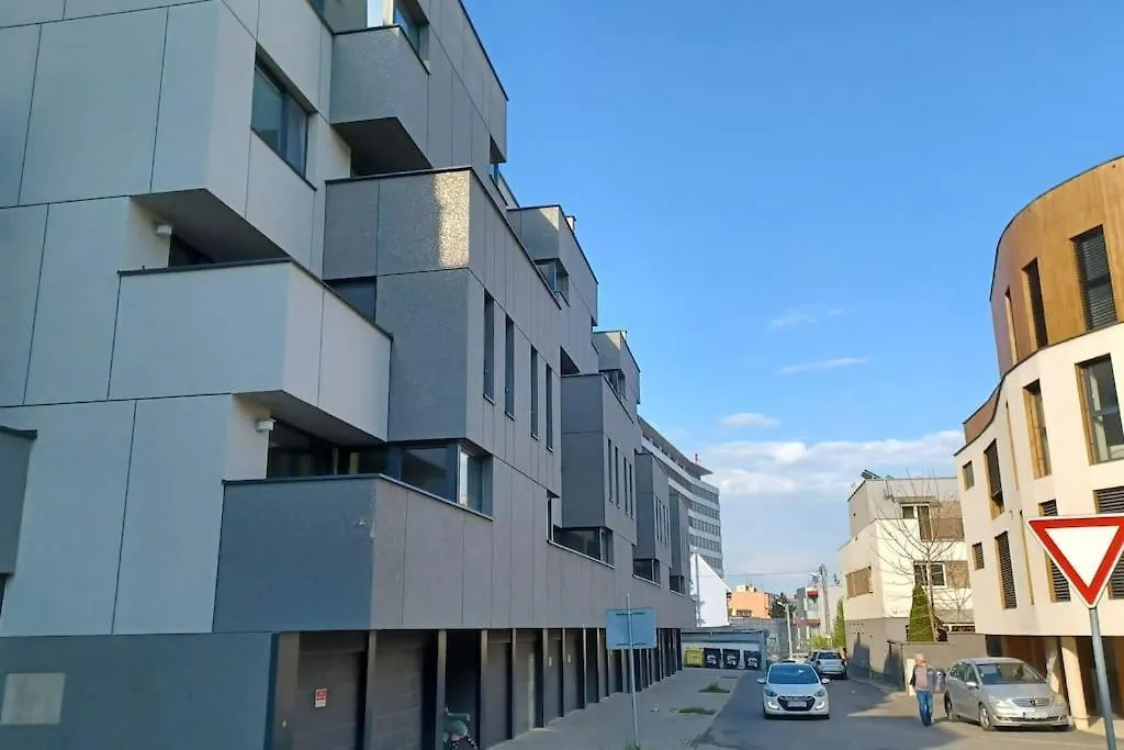 Florian Garden Apartment With Private Parking-1