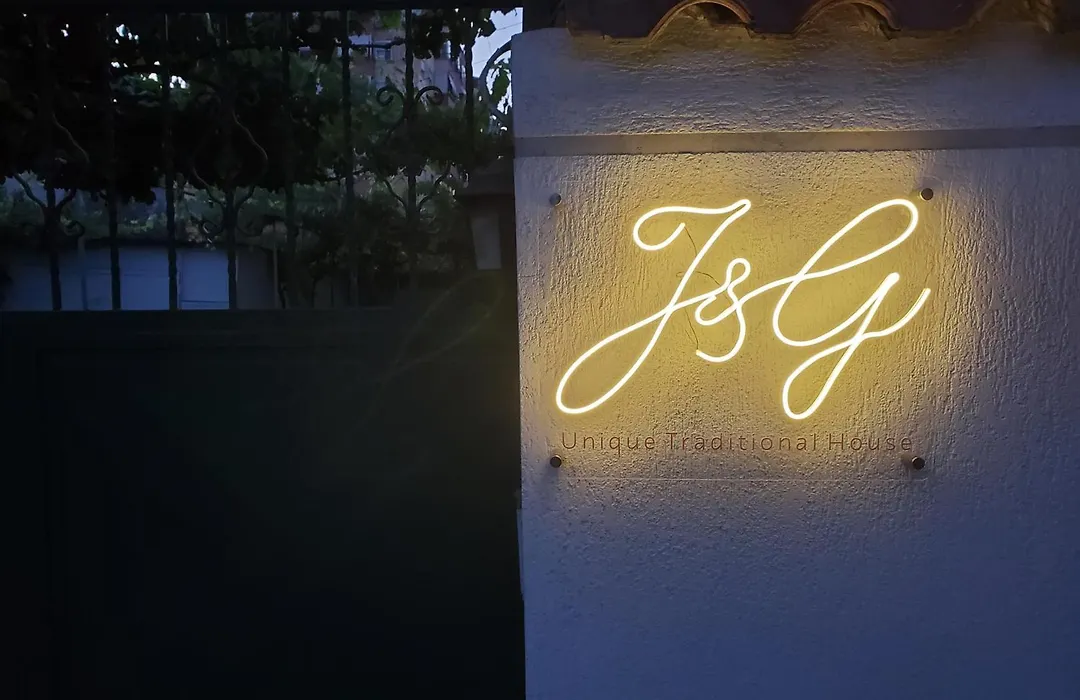 Unique Traditional House, Hosted By J&G-1