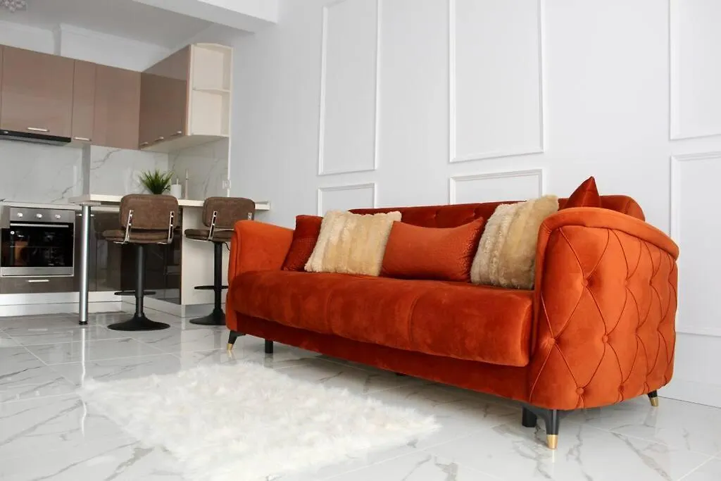 Luxe Central Apt: Free Parking-1