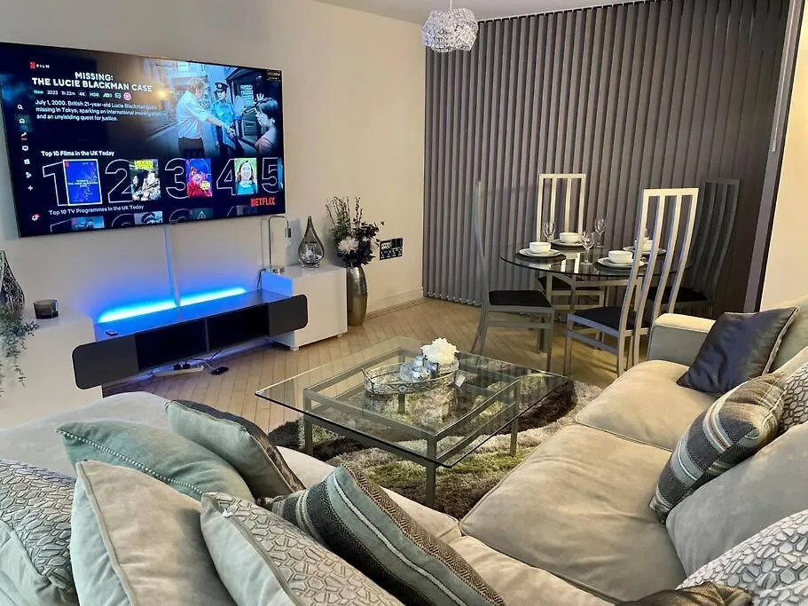 Stylish 2 Bed/Bath Apartment-1