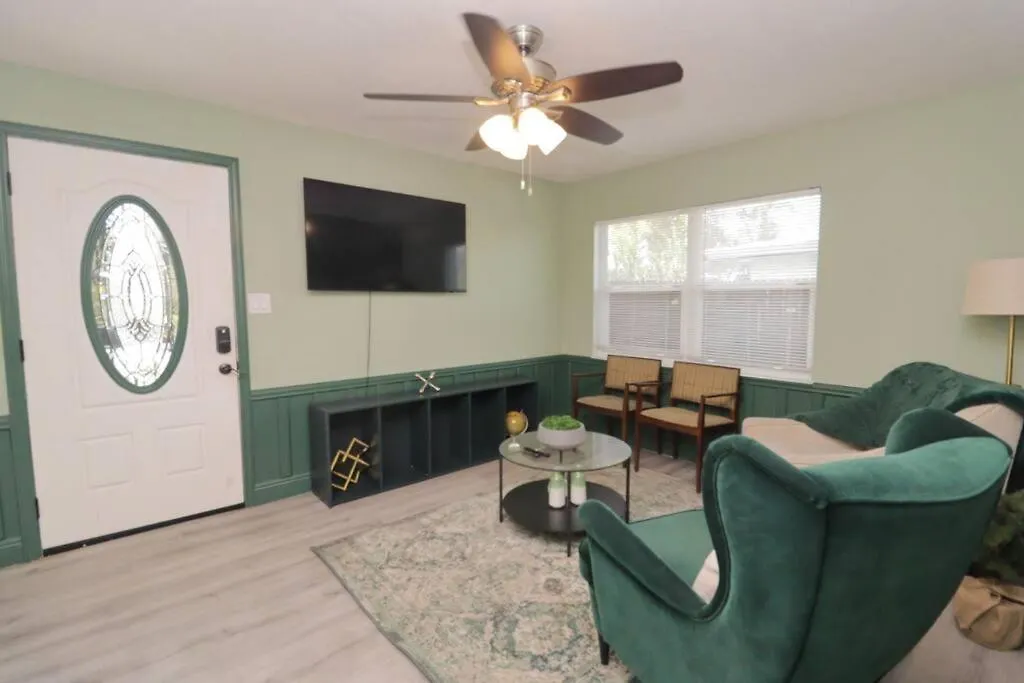 Stylish & Comfy Central Location-1