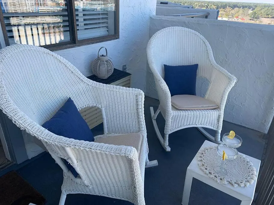 Royal Retreat-Amazing View-King Bed-1 Bedroom-Full Kitchen-Free Parking-Self Check-In-1