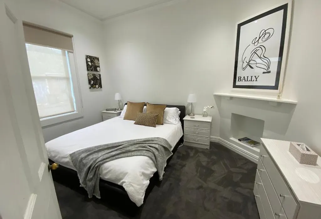 Walk To The Mcg & Aami Park - Free Late Checkout - Great Location & Backyard-1