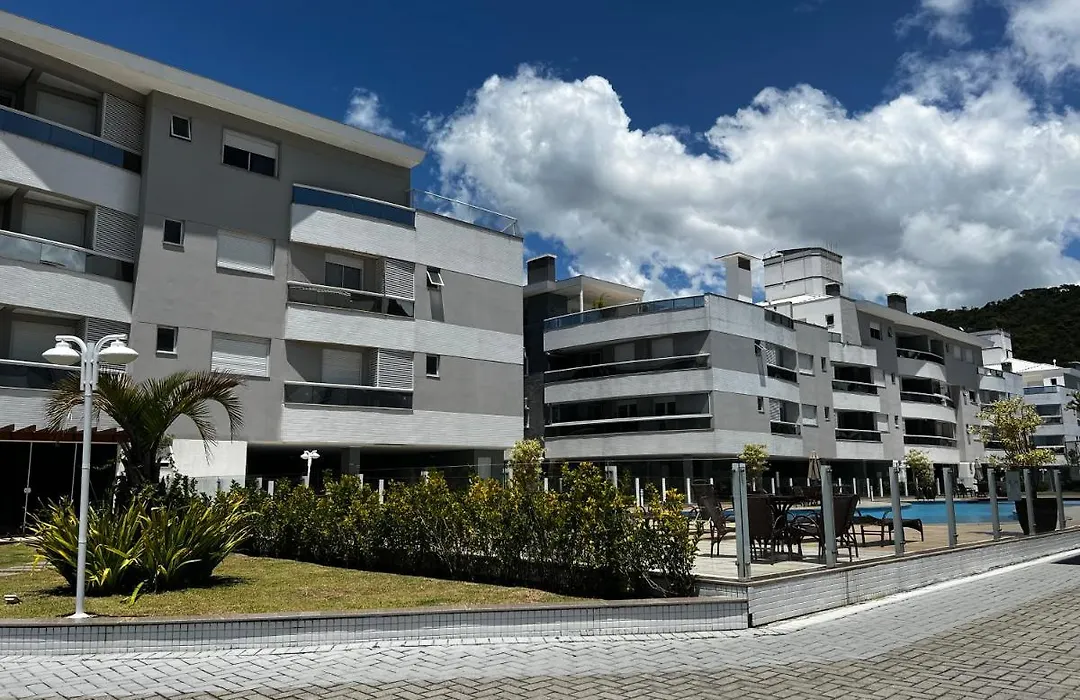 Apto De Praia Nos Ingleses - Condominio Com Piscina-1