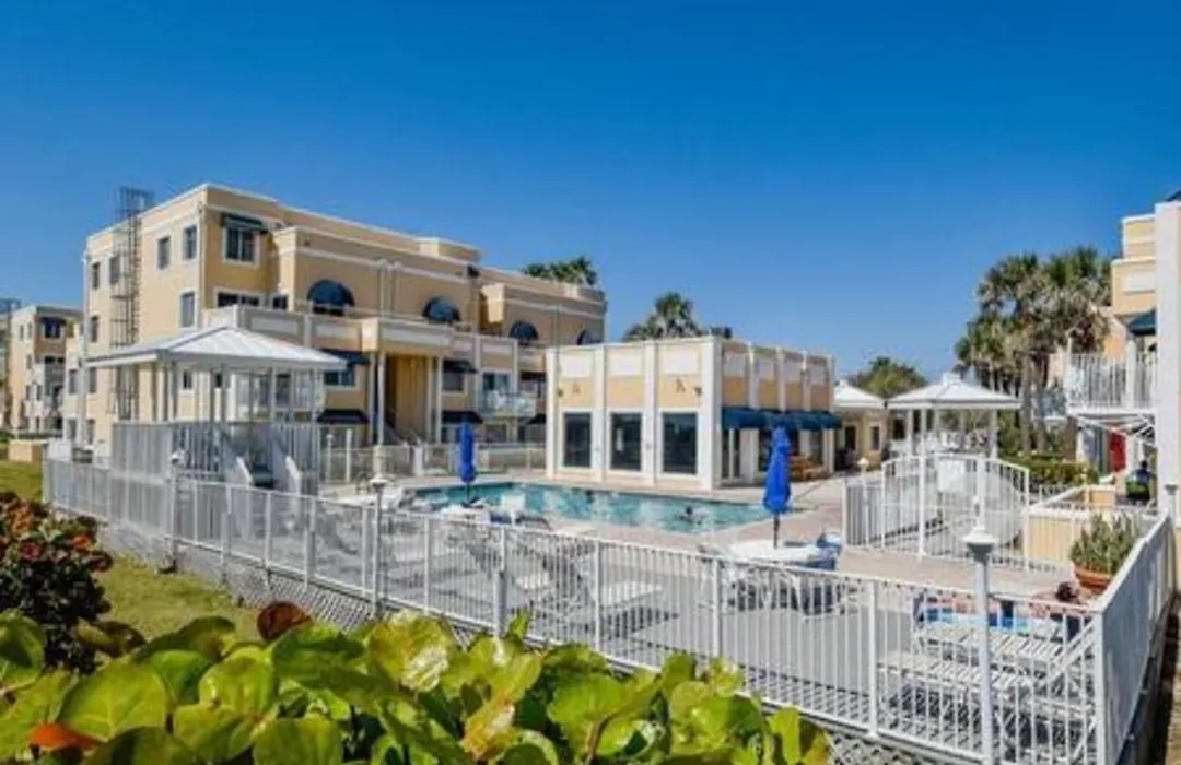Patio Condo Direct Ocean - Sleeps 6 Guests 101-1