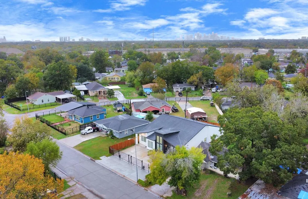 2 Homes•Sleeps 18•Gated•10 Mins To Dwntwn•Smarttvs-1