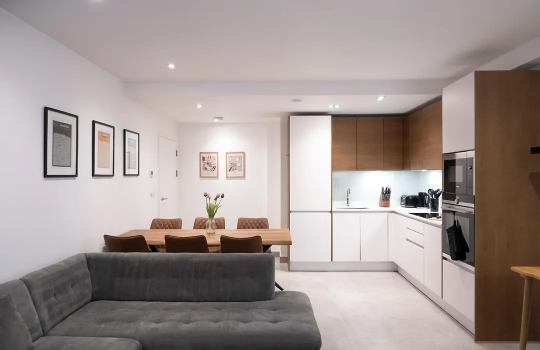 Newly Furnished Apt W/ Patios - Hampstead Heath-1